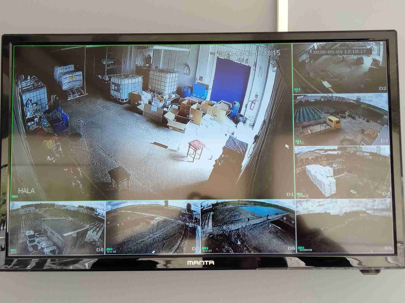 Stanowisko monitoringu z wieloma kamerami na ekranie