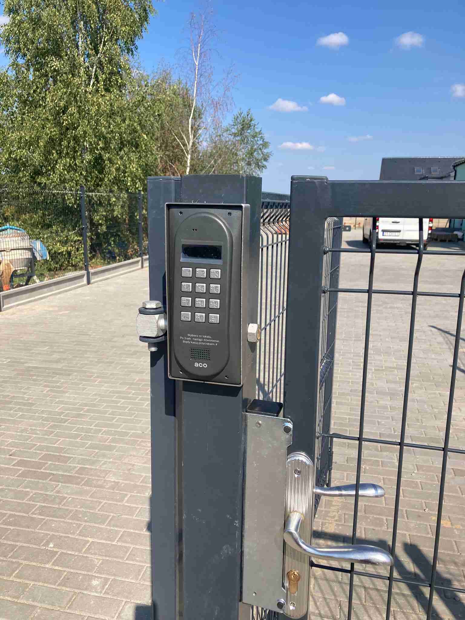 Domofon na jasnoturkusowej ścianie w przedszkolu
