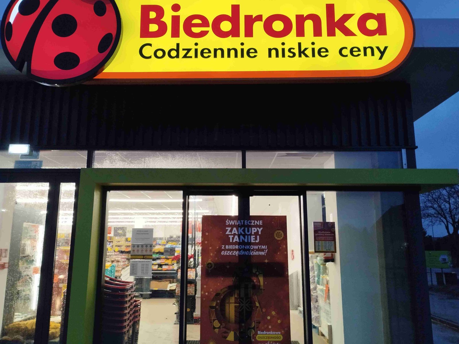 Fasada sklepu Biedronka - widok z zewnątrz