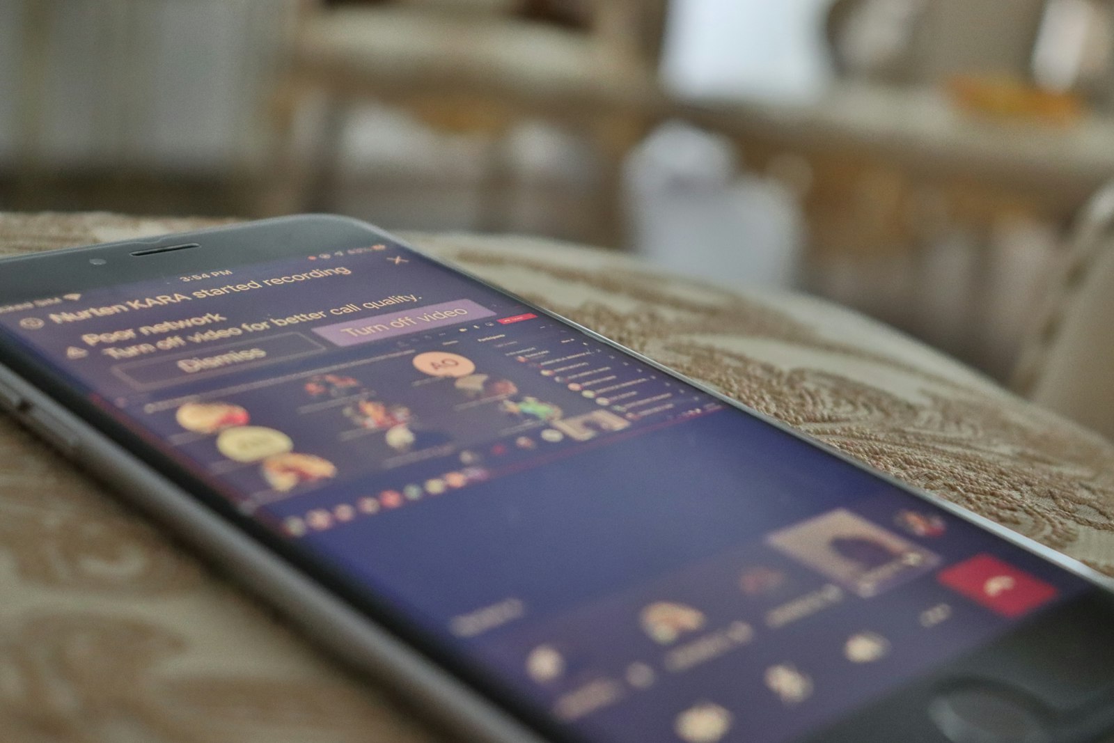 Nowoczesny system monitoringu z aplikacją mobilną DMSS pokazującą podgląd na żywo z kamer